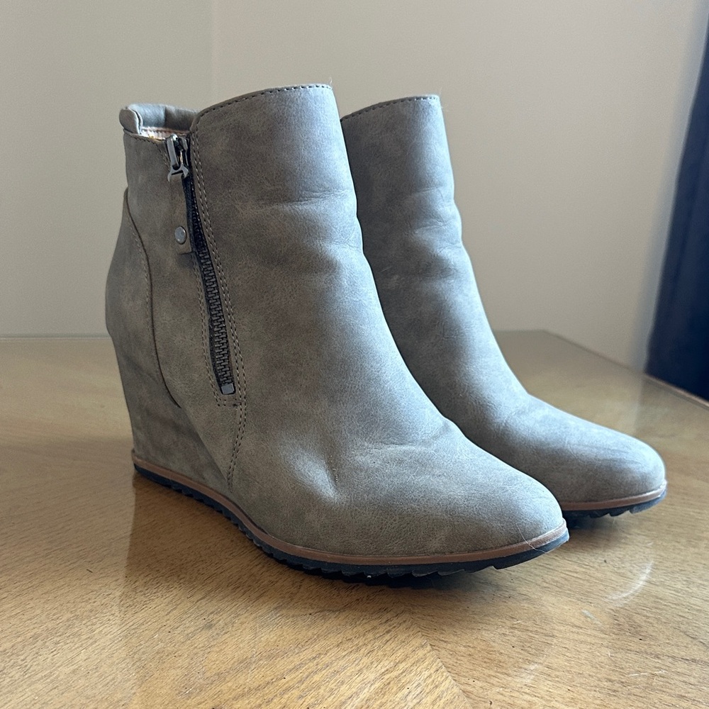 SOUL Naturalizer Gray Wedge Ankle Booties with Side Zip